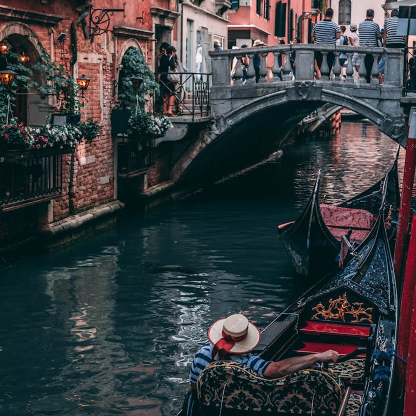 El intemporal Sandolo Explorando los Canales Ocultos de Venecia en el Ancestro de la Góndola