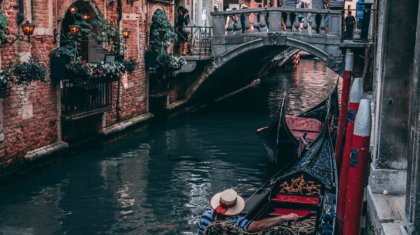 El intemporal Sandolo Explorando los Canales Ocultos de Venecia en el Ancestro de la Góndola