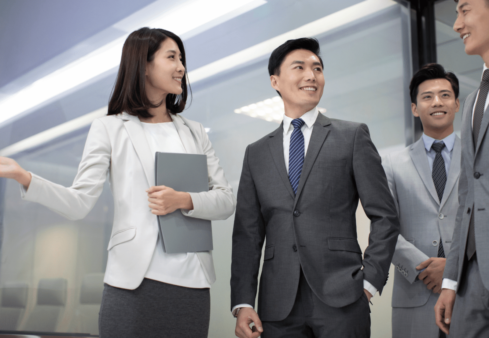 Profesionales de negocios discutiendo en la oficina