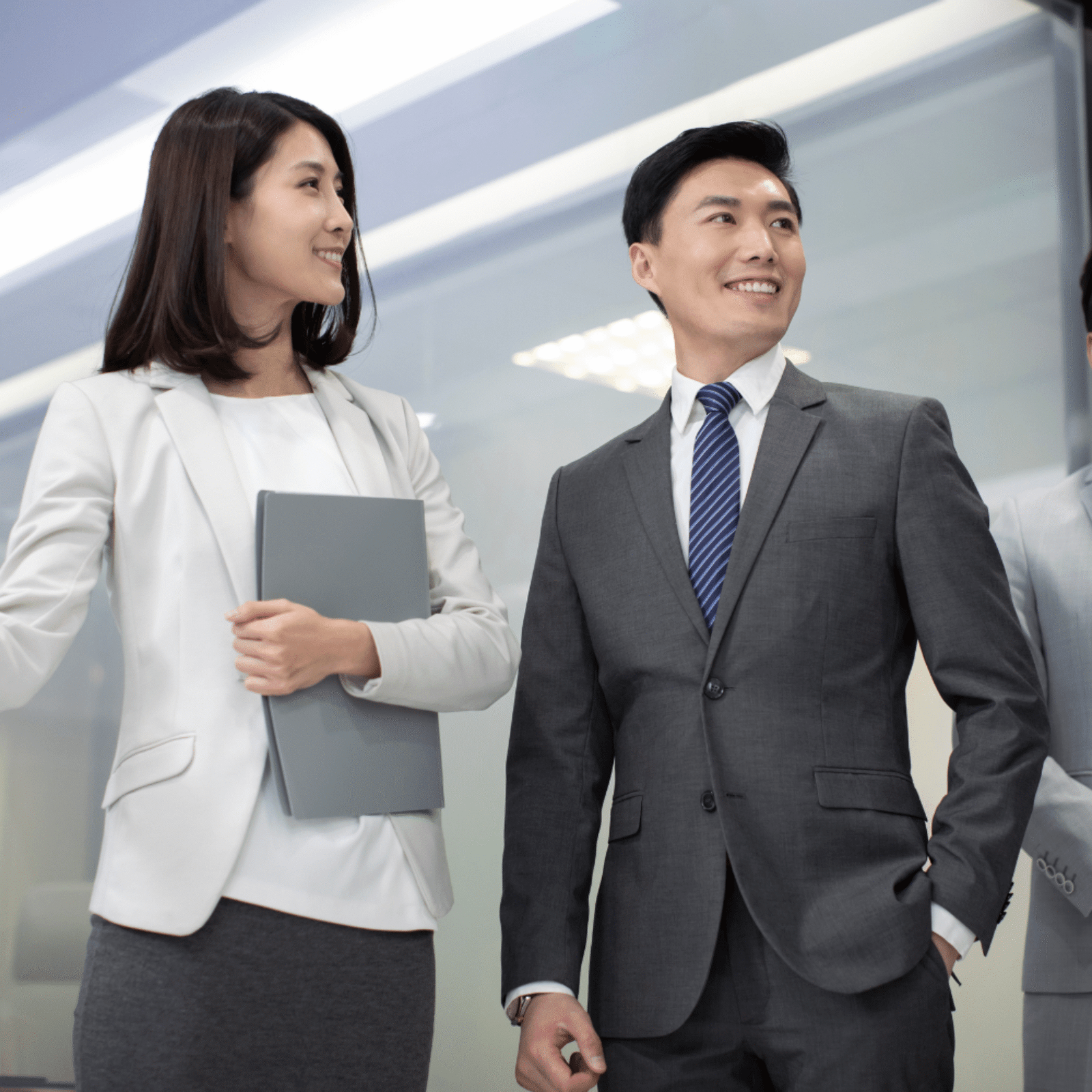 Profesionales de negocios discutiendo en la oficina
