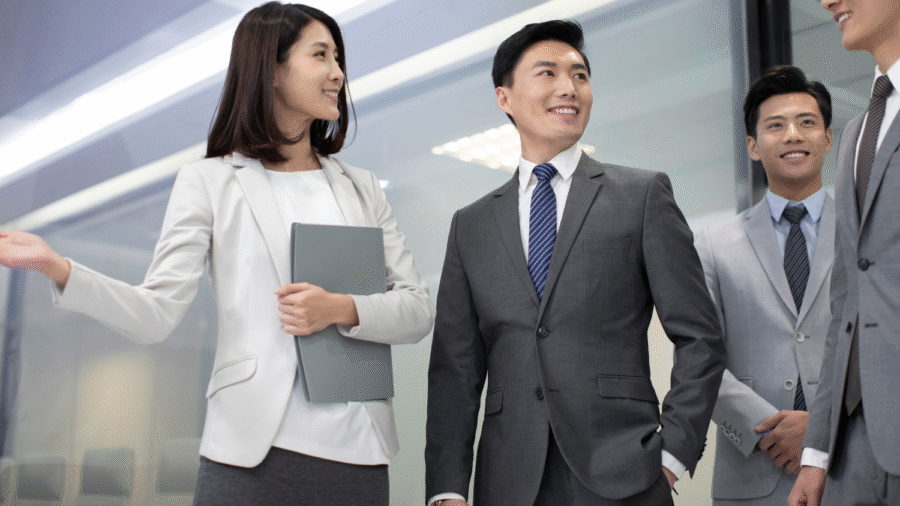 Profesionales de negocios discutiendo en la oficina