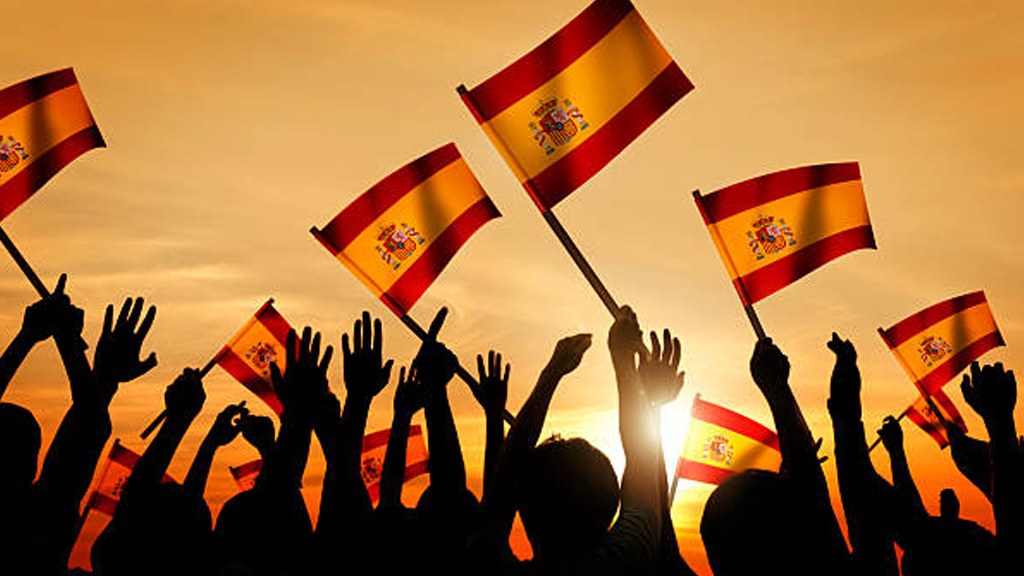 Ondeando banderas españolas