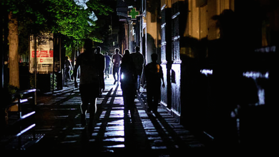 Calle oscura de la ciudad