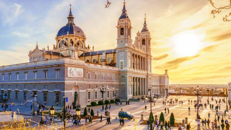 Catedral de Madrid al atardecer