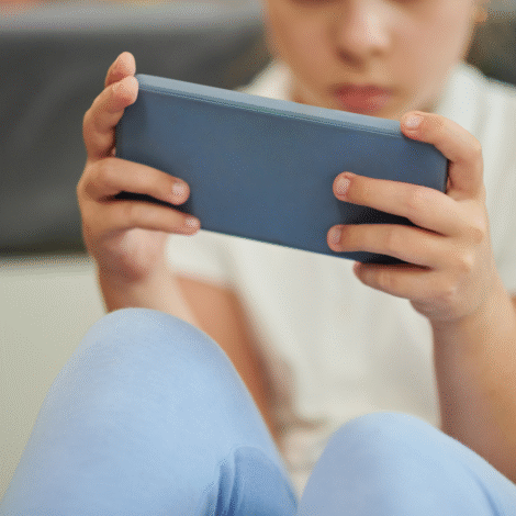 Niña usando un smartphone