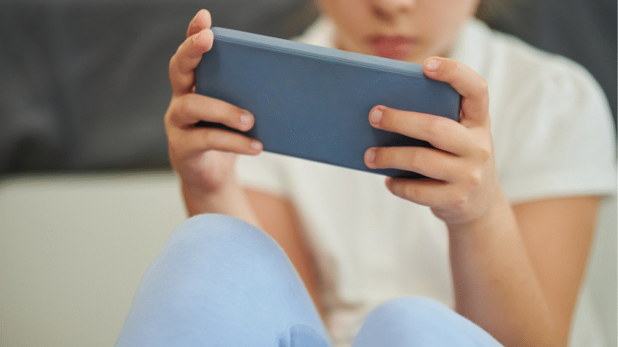 Niña usando un smartphone
