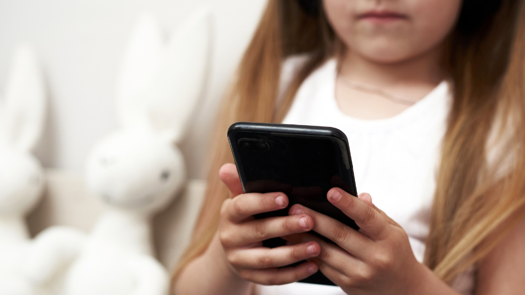 Niña con smartphone