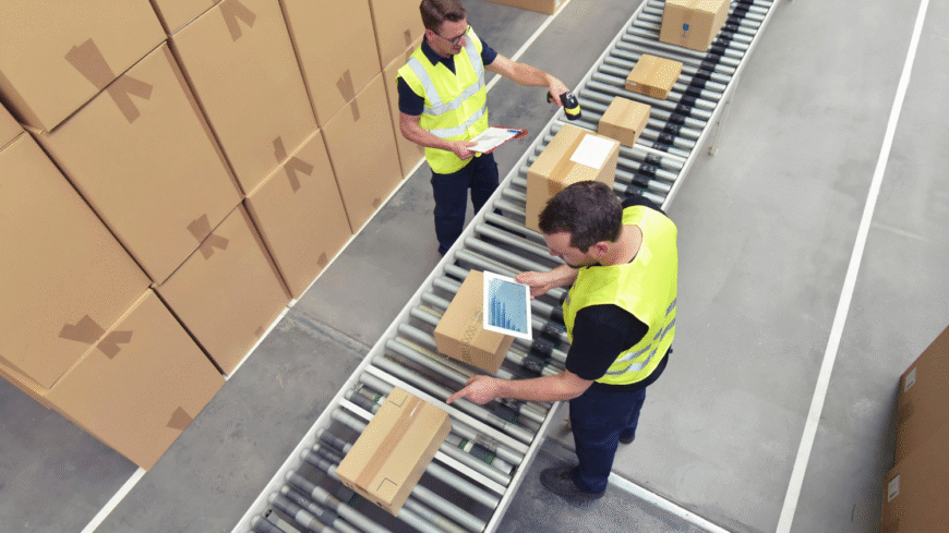 Trabajadores de logística clasificando paquetes