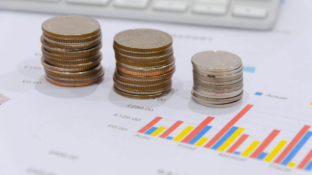 Gráfico de crecimiento financiero con monedas